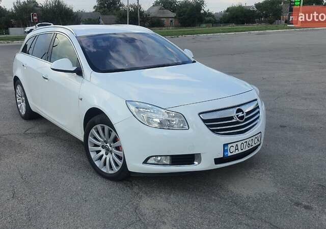 Белый Опель Инсигния, объемом двигателя 2 л и пробегом 223 тыс. км за 8700 $, фото 1 на Automoto.ua