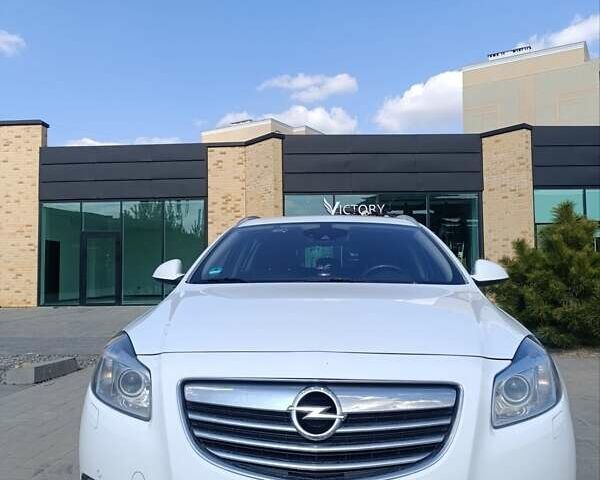 Белый Опель Инсигния, объемом двигателя 1.96 л и пробегом 337 тыс. км за 7500 $, фото 1 на Automoto.ua