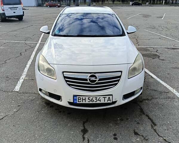 Белый Опель Инсигния, объемом двигателя 1.96 л и пробегом 310 тыс. км за 6500 $, фото 1 на Automoto.ua