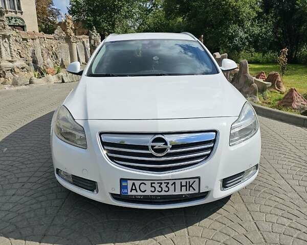 Белый Опель Инсигния, объемом двигателя 1.96 л и пробегом 176 тыс. км за 8200 $, фото 1 на Automoto.ua
