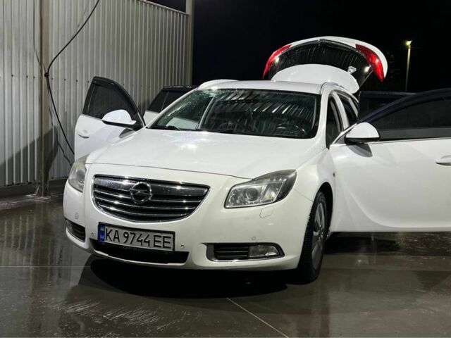 Белый Опель Инсигния, объемом двигателя 2 л и пробегом 325 тыс. км за 6599 $, фото 1 на Automoto.ua