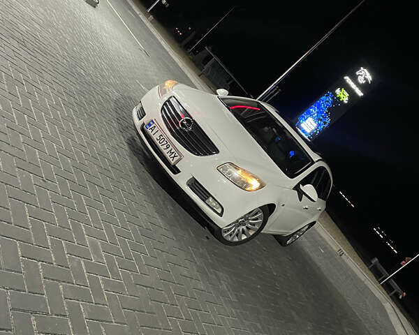 Білий Опель Інсігнія, об'ємом двигуна 1.96 л та пробігом 300 тис. км за 8000 $, фото 1 на Automoto.ua