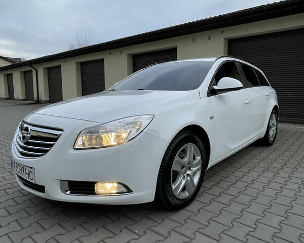 Белый Опель Инсигния, объемом двигателя 1.96 л и пробегом 260 тыс. км за 7700 $, фото 1 на Automoto.ua