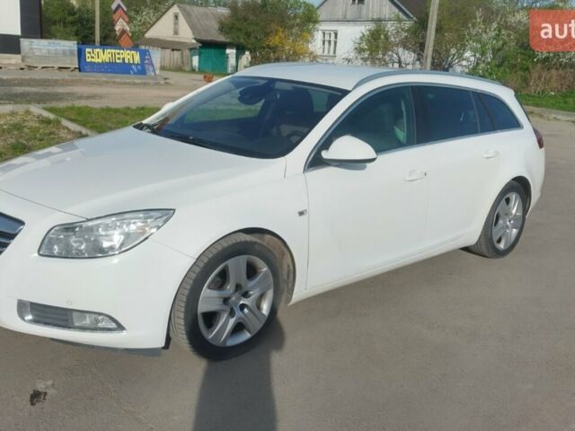 Белый Опель Инсигния, объемом двигателя 2 л и пробегом 302 тыс. км за 8000 $, фото 1 на Automoto.ua