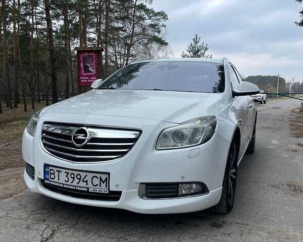 Белый Опель Инсигния, объемом двигателя 2 л и пробегом 359 тыс. км за 8500 $, фото 1 на Automoto.ua
