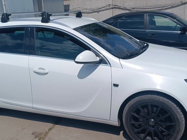 Белый Опель Инсигния, объемом двигателя 2 л и пробегом 260 тыс. км за 8500 $, фото 1 на Automoto.ua