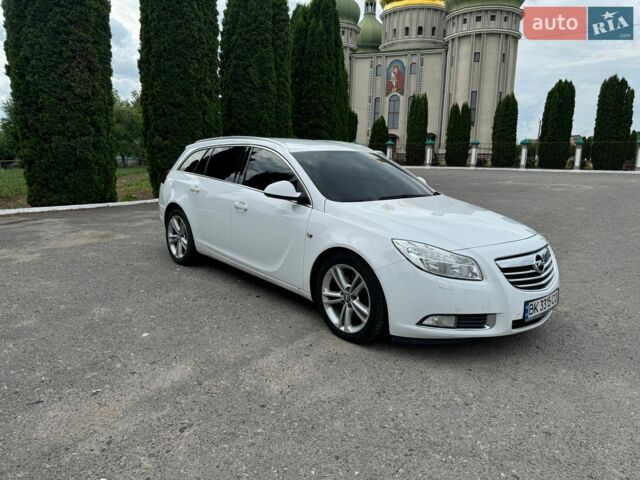 Белый Опель Инсигния, объемом двигателя 2 л и пробегом 271 тыс. км за 6500 $, фото 1 на Automoto.ua