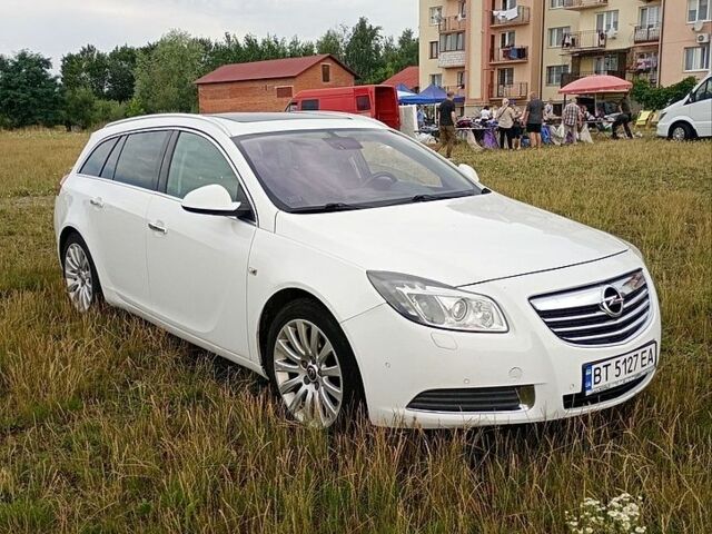 Білий Опель Інсігнія, об'ємом двигуна 2 л та пробігом 245 тис. км за 7300 $, фото 1 на Automoto.ua