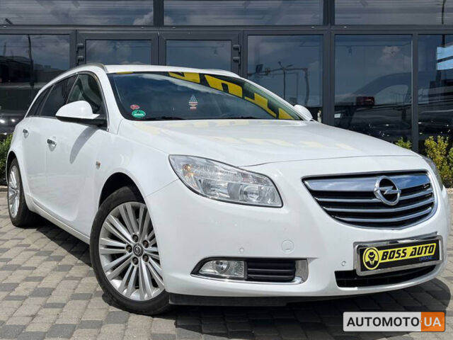Белый Опель Инсигния, объемом двигателя 2 л и пробегом 213 тыс. км за 9900 $, фото 1 на Automoto.ua