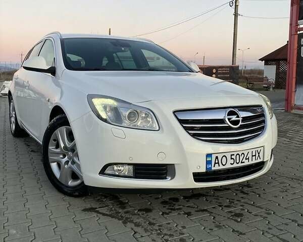 Белый Опель Инсигния, объемом двигателя 2 л и пробегом 330 тыс. км за 7100 $, фото 1 на Automoto.ua