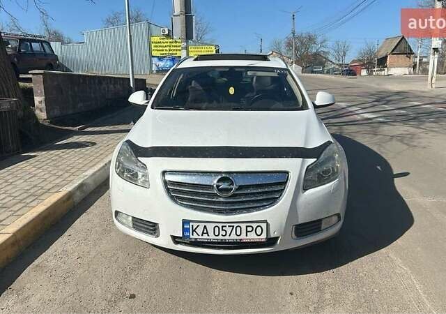 Белый Опель Инсигния, объемом двигателя 2 л и пробегом 270 тыс. км за 8600 $, фото 1 на Automoto.ua