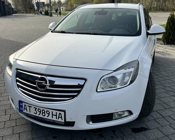 Білий Опель Інсігнія, об'ємом двигуна 1.96 л та пробігом 141 тис. км за 9800 $, фото 1 на Automoto.ua