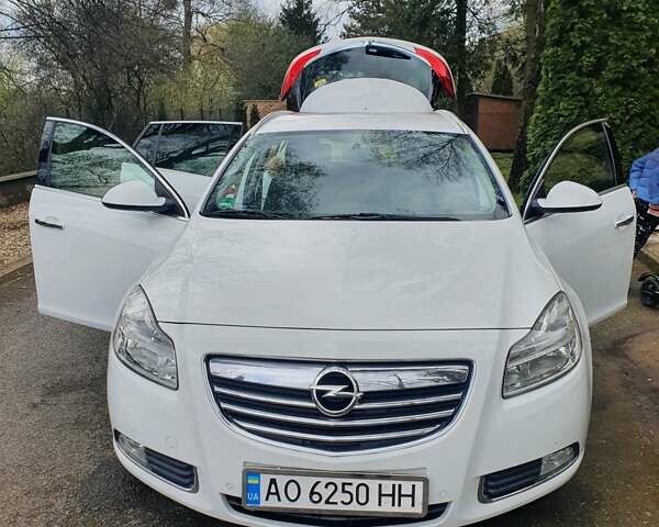 Опель Інсігнія 2012 у Мукачеве на Automoto.ua Білий Опель Інсігнія, об'ємом двигуна 2 л та пробігом 217 тис. км за 9400 $, фото 1 на Automoto.ua