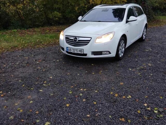 Белый Опель Инсигния, объемом двигателя 2 л и пробегом 320 тыс. км за 7000 $, фото 1 на Automoto.ua