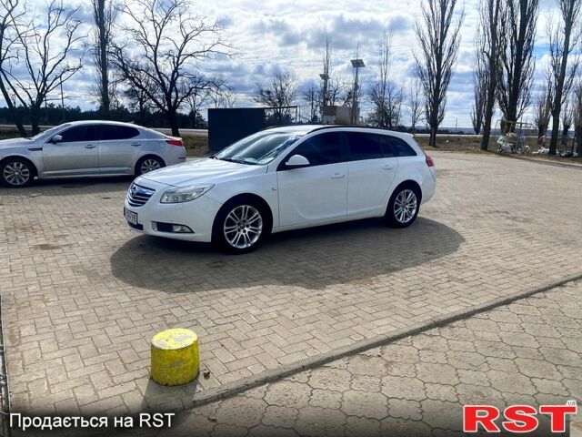 Белый Опель Инсигния, объемом двигателя 2 л и пробегом 200 тыс. км за 7500 $, фото 1 на Automoto.ua
