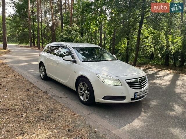 Белый Опель Инсигния, объемом двигателя 2 л и пробегом 305 тыс. км за 8600 $, фото 1 на Automoto.ua