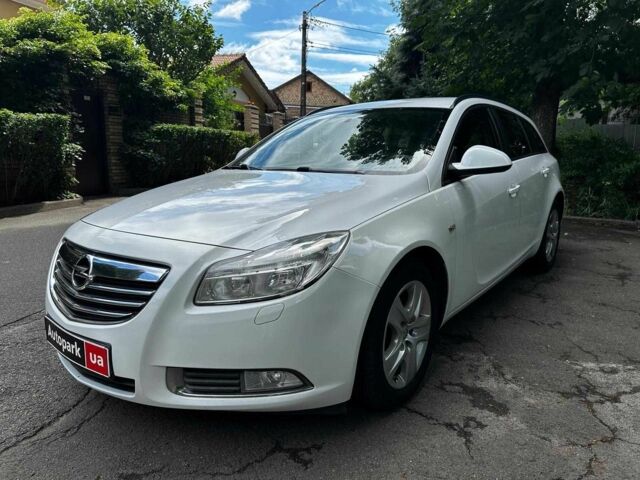 Белый Опель Инсигния, объемом двигателя 2 л и пробегом 211 тыс. км за 6890 $, фото 1 на Automoto.ua