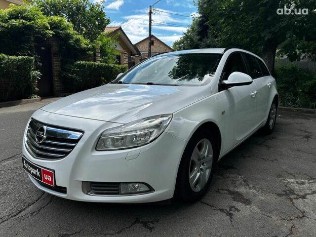Белый Опель Инсигния, объемом двигателя 2 л и пробегом 211 тыс. км за 8590 $, фото 1 на Automoto.ua