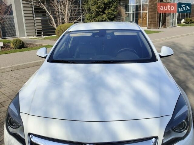 Белый Опель Инсигния, объемом двигателя 1.96 л и пробегом 231 тыс. км за 11500 $, фото 1 на Automoto.ua