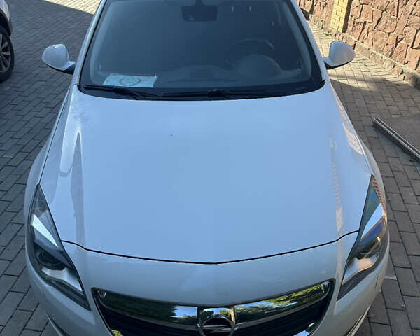 Белый Опель Инсигния, объемом двигателя 1.96 л и пробегом 300 тыс. км за 9000 $, фото 1 на Automoto.ua