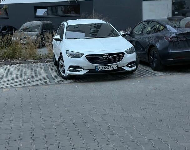 Білий Опель Інсігнія, об'ємом двигуна 2 л та пробігом 240 тис. км за 14200 $, фото 1 на Automoto.ua