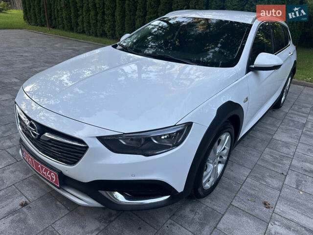 Белый Опель Инсигния, объемом двигателя 2 л и пробегом 220 тыс. км за 15700 $, фото 1 на Automoto.ua