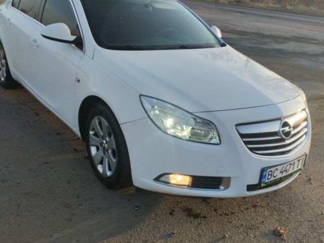 Белый Опель Инсигния, объемом двигателя 2 л и пробегом 313 тыс. км за 7000 $, фото 1 на Automoto.ua