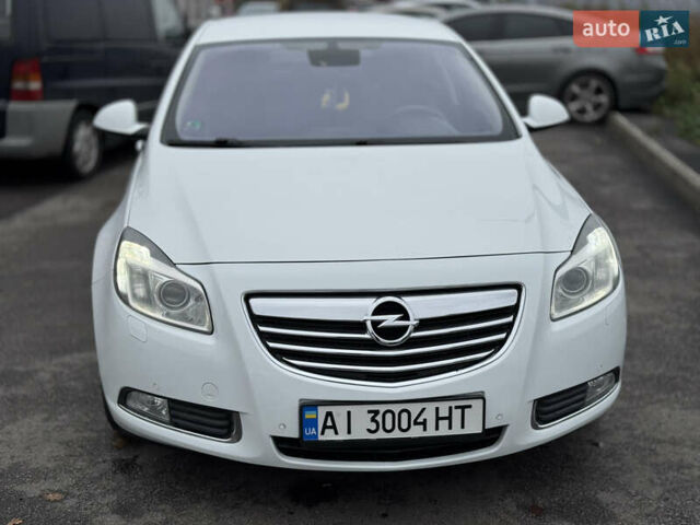 Белый Опель Инсигния, объемом двигателя 2 л и пробегом 204 тыс. км за 8700 $, фото 1 на Automoto.ua