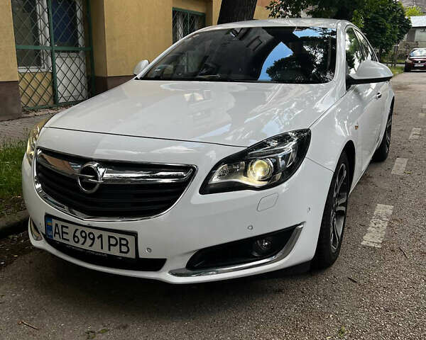 Білий Опель Інсігнія, об'ємом двигуна 1.6 л та пробігом 220 тис. км за 13000 $, фото 1 на Automoto.ua