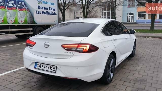 Белый Опель Инсигния, объемом двигателя 1.6 л и пробегом 218 тыс. км за 14000 $, фото 1 на Automoto.ua