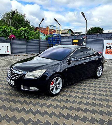 Чорний Опель Інсігнія, об'ємом двигуна 2 л та пробігом 25800 тис. км за 7300 $, фото 1 на Automoto.ua