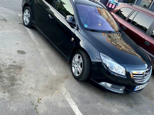 Чорний Опель Інсігнія, об'ємом двигуна 2 л та пробігом 200 тис. км за 9500 $, фото 1 на Automoto.ua