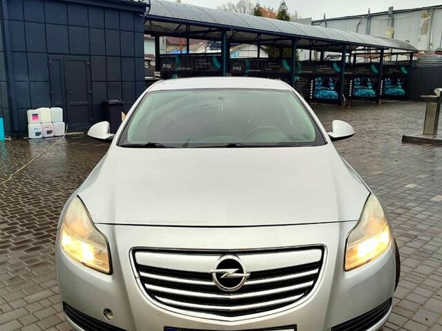 Серый Опель Инсигния, объемом двигателя 2 л и пробегом 160 тыс. км за 4000 $, фото 1 на Automoto.ua