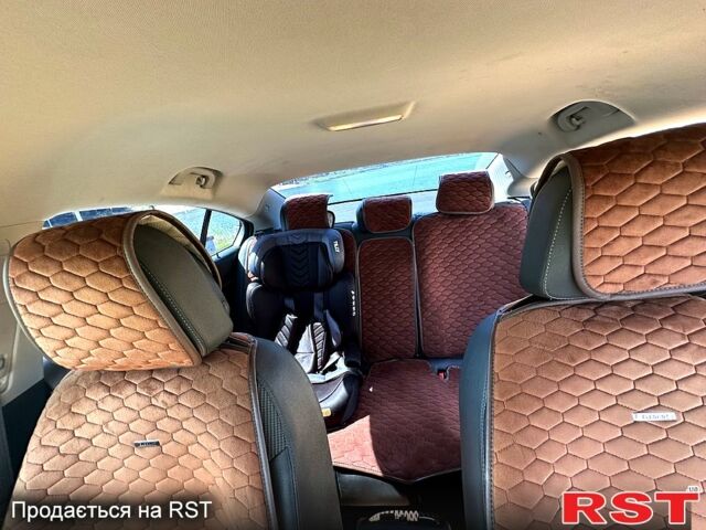 Серый Опель Инсигния, объемом двигателя 2 л и пробегом 258 тыс. км за 8400 $, фото 1 на Automoto.ua