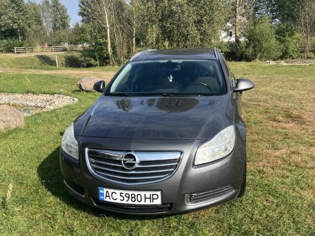 Серый Опель Инсигния, объемом двигателя 2 л и пробегом 260 тыс. км за 8000 $, фото 1 на Automoto.ua