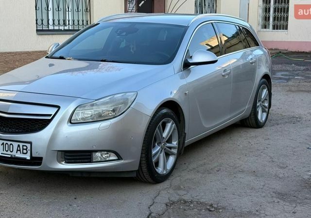 Серый Опель Инсигния, объемом двигателя 1.96 л и пробегом 300 тыс. км за 8050 $, фото 1 на Automoto.ua