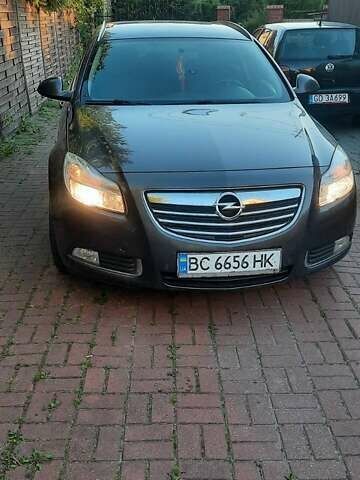Серый Опель Инсигния, объемом двигателя 2 л и пробегом 176 тыс. км за 8300 $, фото 1 на Automoto.ua