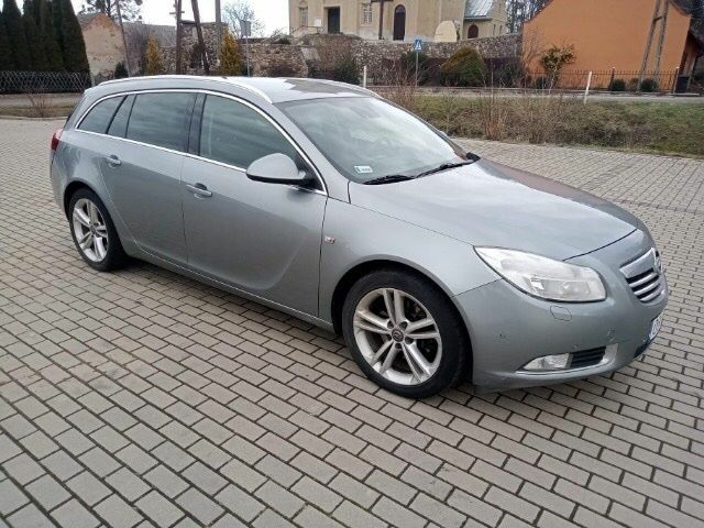 Серый Опель Инсигния, объемом двигателя 2 л и пробегом 300 тыс. км за 8300 $, фото 1 на Automoto.ua