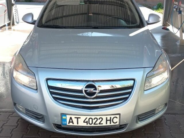 Серый Опель Инсигния, объемом двигателя 2 л и пробегом 219 тыс. км за 8199 $, фото 1 на Automoto.ua