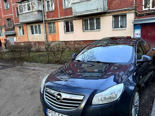 Синий Опель Инсигния, объемом двигателя 2 л и пробегом 350 тыс. км за 4000 $, фото 1 на Automoto.ua
