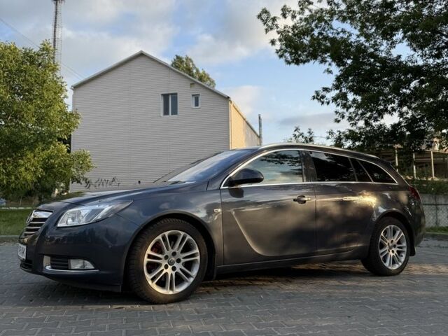 Синий Опель Инсигния, объемом двигателя 2 л и пробегом 340 тыс. км за 8000 $, фото 1 на Automoto.ua
