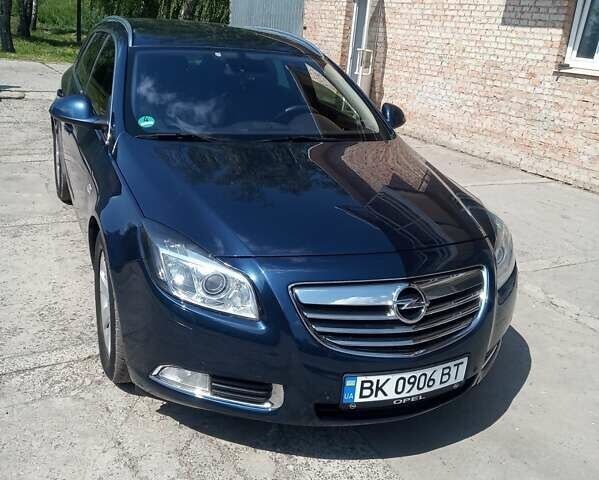 Синий Опель Инсигния, объемом двигателя 2 л и пробегом 240 тыс. км за 8350 $, фото 1 на Automoto.ua