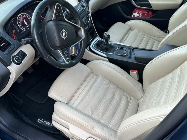 Синий Опель Инсигния, объемом двигателя 2 л и пробегом 252 тыс. км за 9400 $, фото 1 на Automoto.ua