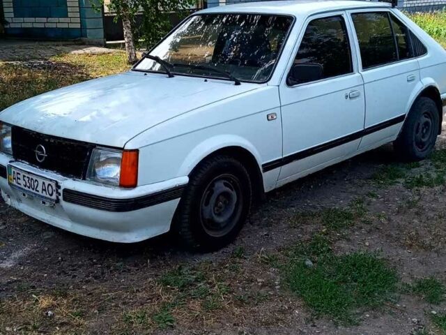 Белый Опель Кадет, объемом двигателя 1.3 л и пробегом 150 тыс. км за 800 $, фото 1 на Automoto.ua