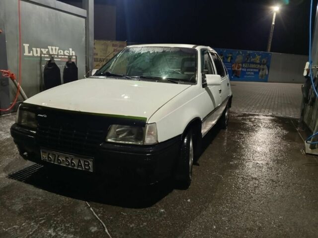 Белый Опель Кадет, объемом двигателя 1.3 л и пробегом 200 тыс. км за 850 $, фото 1 на Automoto.ua