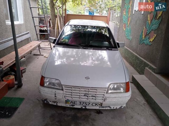 Белый Опель Кадет, объемом двигателя 1.3 л и пробегом 93 тыс. км за 1000 $, фото 1 на Automoto.ua