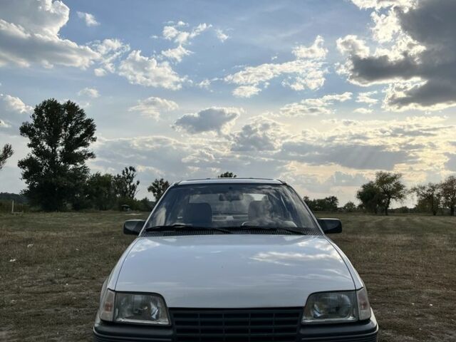 Белый Опель Кадет, объемом двигателя 1.3 л и пробегом 130 тыс. км за 1700 $, фото 1 на Automoto.ua