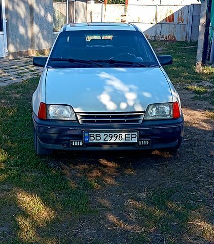 Белый Опель Кадет, объемом двигателя 1.3 л и пробегом 0 тыс. км за 800 $, фото 1 на Automoto.ua