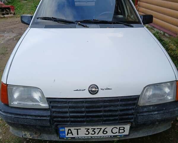 Белый Опель Кадет, объемом двигателя 1.3 л и пробегом 28 тыс. км за 900 $, фото 1 на Automoto.ua