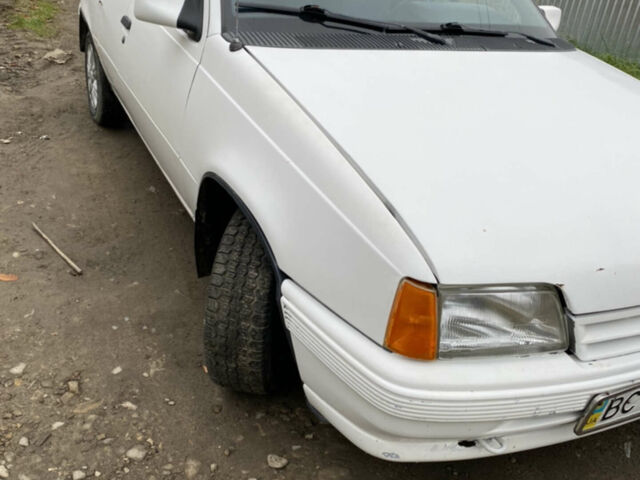 Белый Опель Кадет, объемом двигателя 1.3 л и пробегом 295 тыс. км за 1400 $, фото 1 на Automoto.ua
